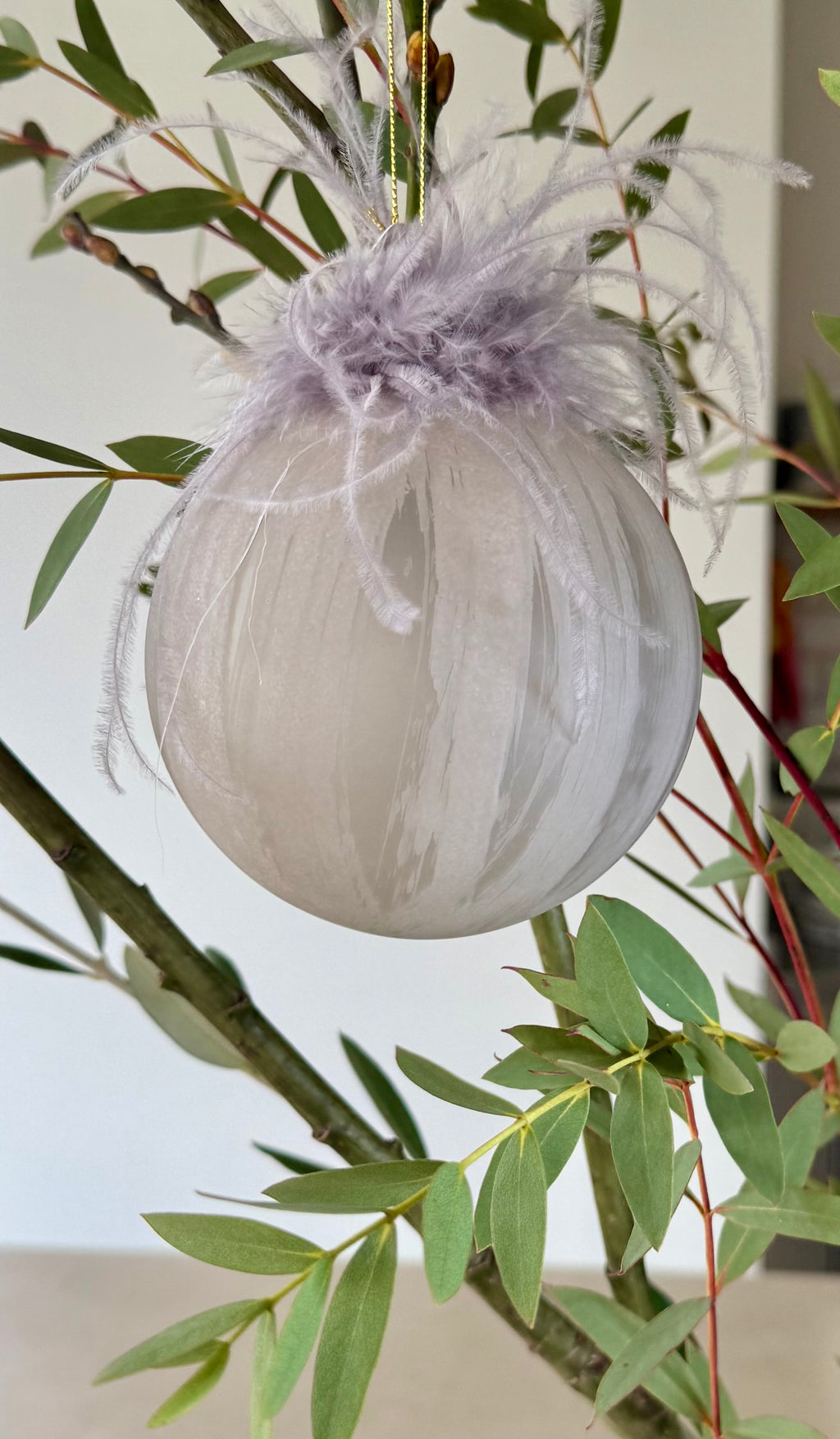 Weihnachtskugel Federn 10 cm beige-grau