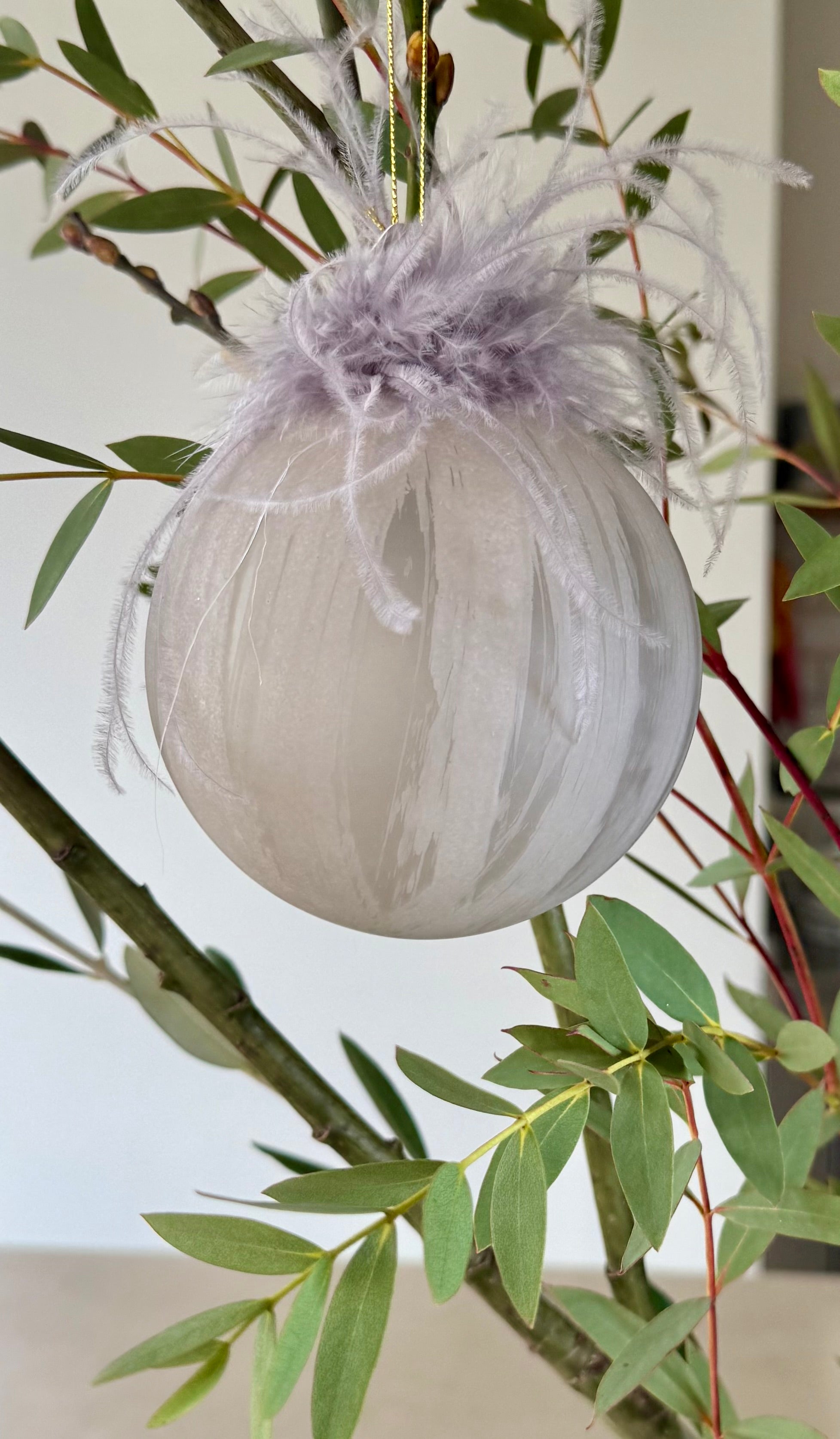 Weihnachtskugel Federn 10 cm beige-grau