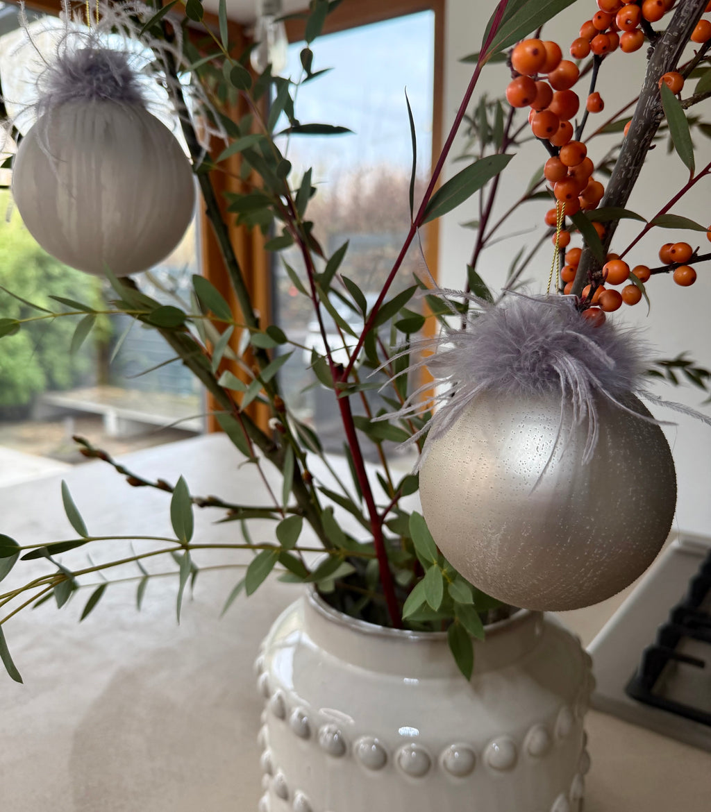 Weihnachtskugel Federn 10 cm beige-grau