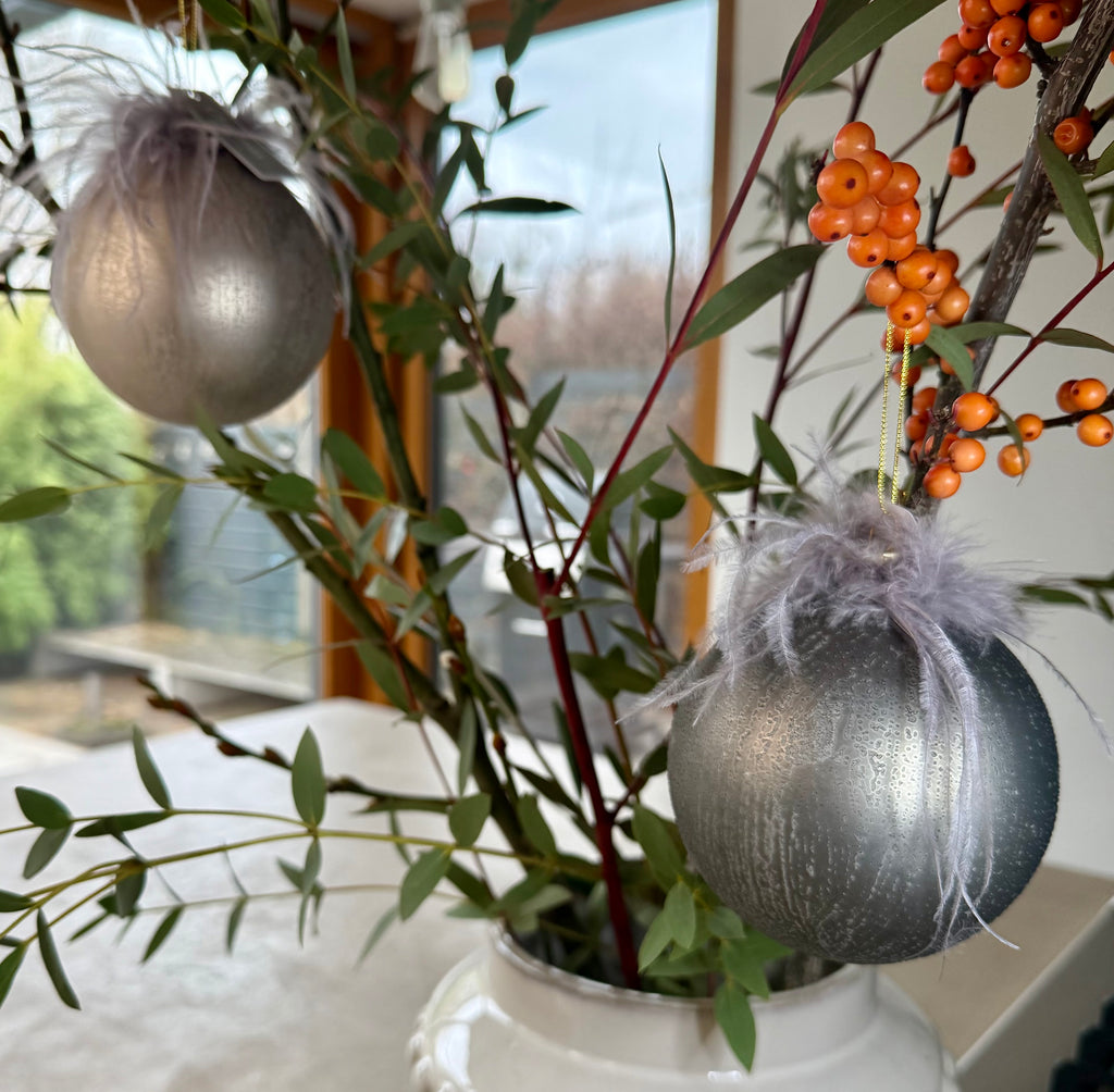 Weihnachtskugel Federn 10 cm beige-grau